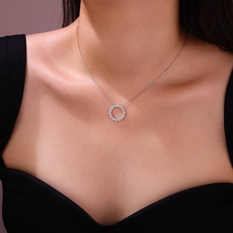 Minimalist Light Luxury Halo Moissanite Necklace